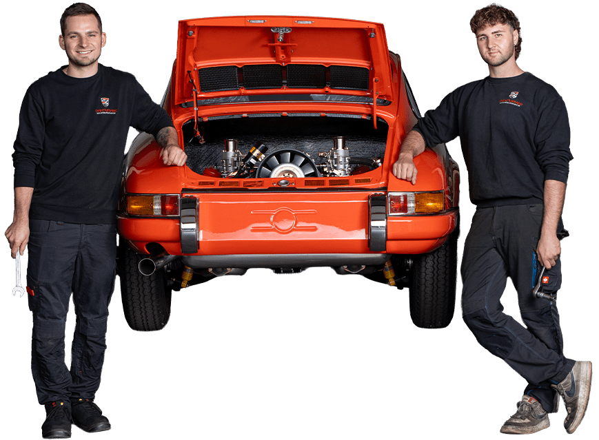 Mechaniker der Paintmayer Motorenmanufaktur mit einem Porsche 911