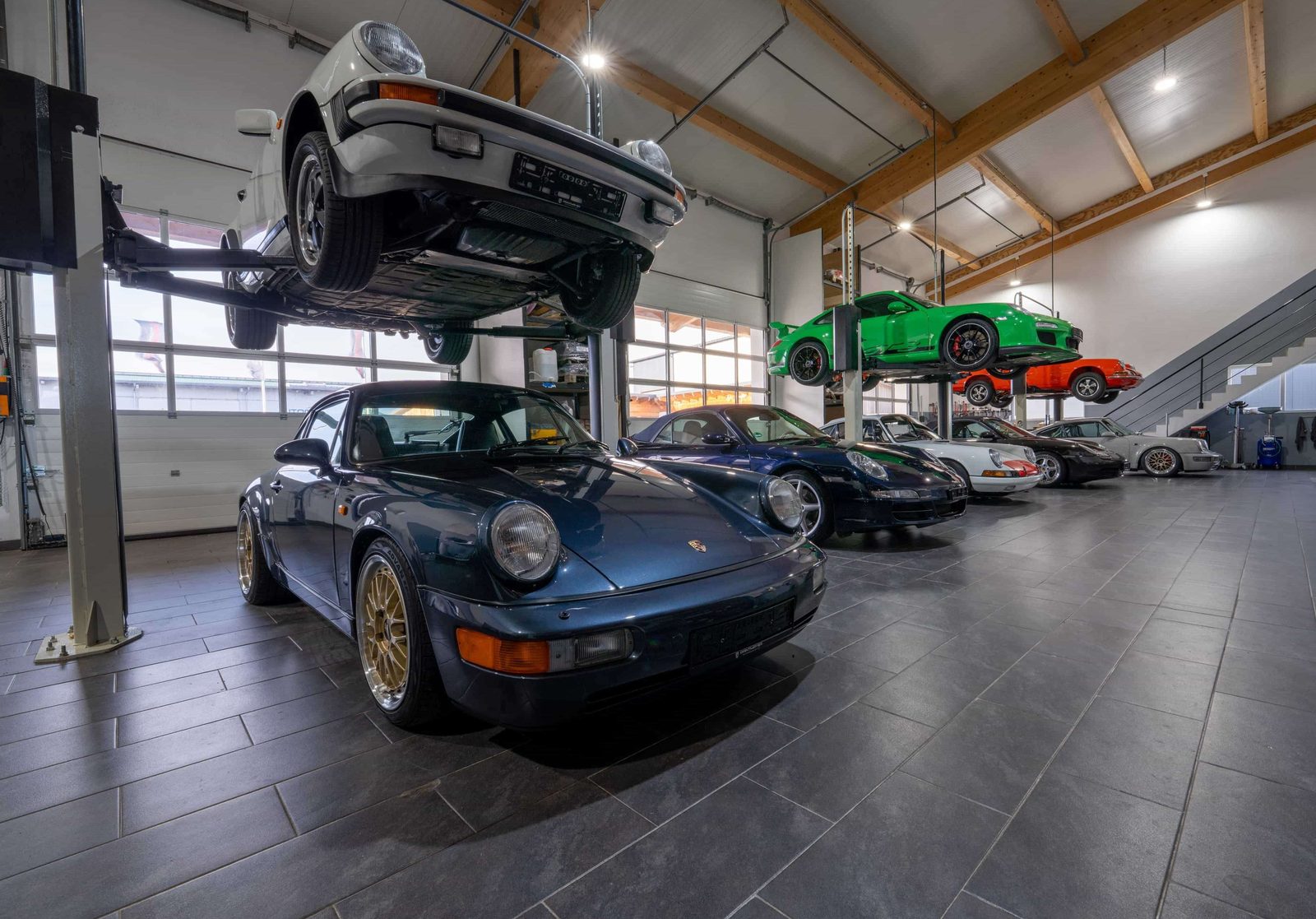 Werkstatthalle der Paintmayer Motorenmanufaktur mit mehreren Porsche