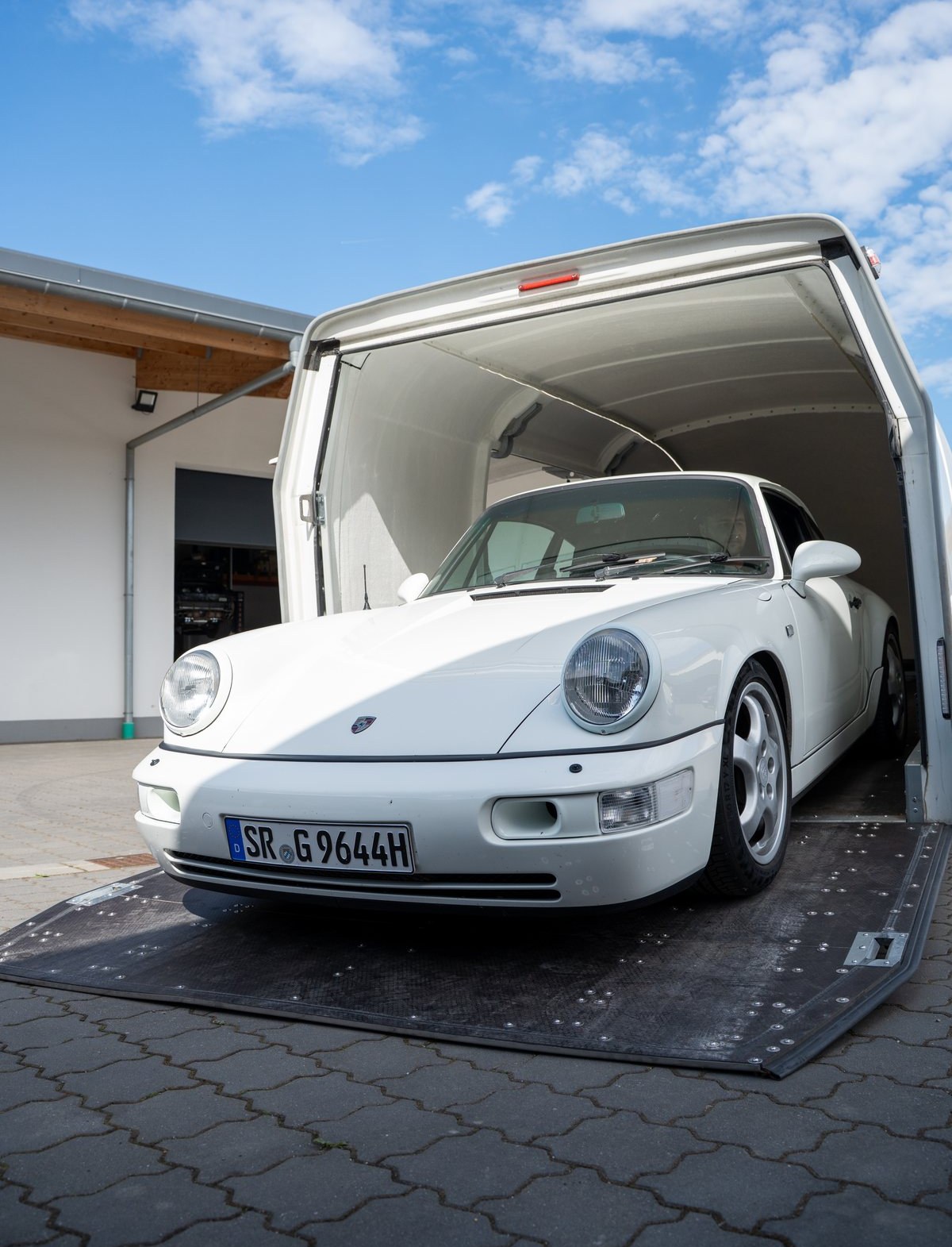 Porsche 964 gesichert im geschlossenen Transportanhänger der Paintmayer Motorenmanufaktur