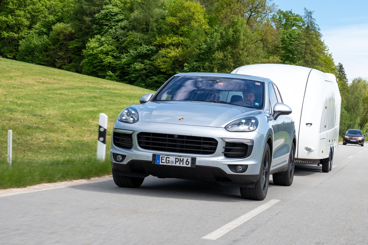 Porsche Cayenne mit Transportanhänger unterwegs