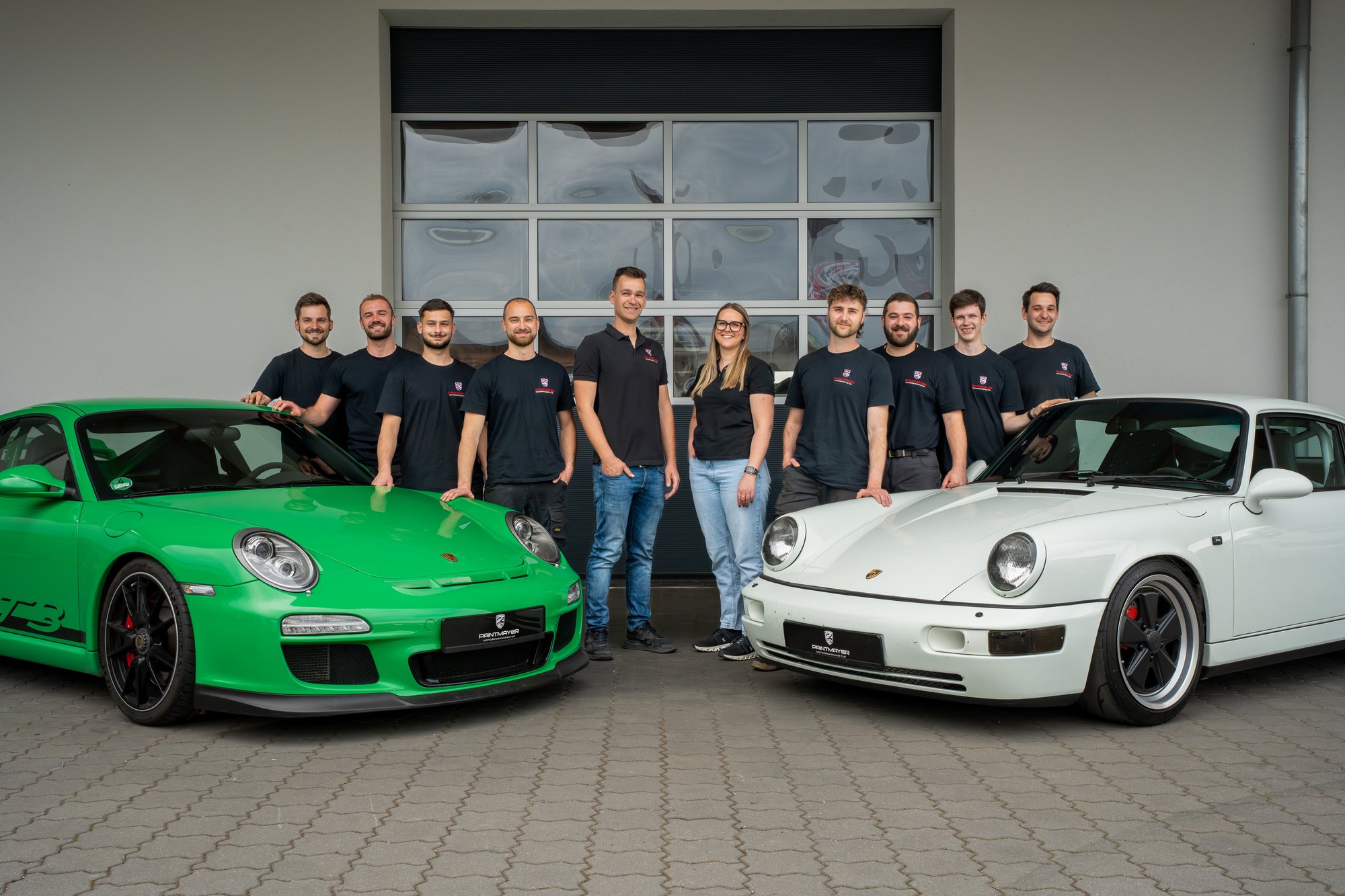 Das Team der Paintmayer Motorenmanufaktur vor der Werkstatt in Massing