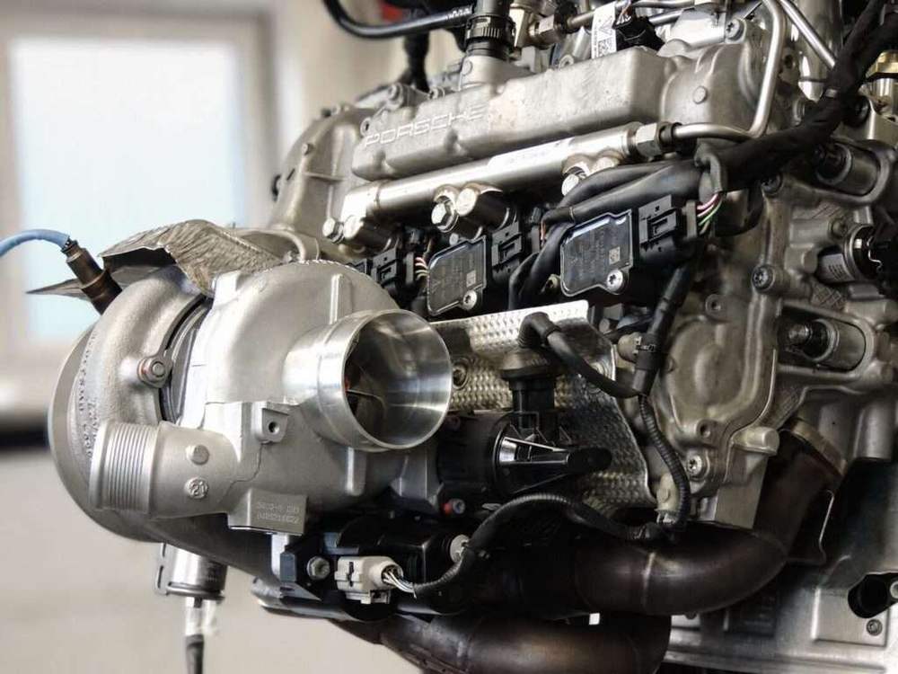 Moderner Porsche 991 Motor mit montiertem Turbolader und Porsche-Ventildeckel für die Leistungssteigerung