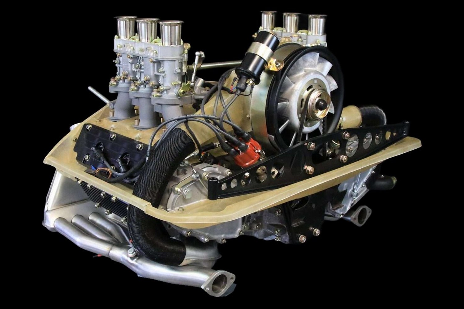 Aufgebauter luftgekühlter Porsche 3,5-Liter-Motor mit Vergaseranlage auf dem Montagebock