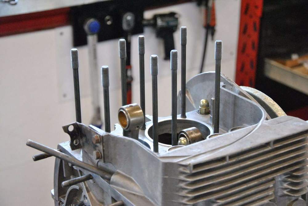 Porsche 356 Zylinderstehbolzen mit substanzschonender Gewinde-Instandsetzung am Aluminiumgehäuse