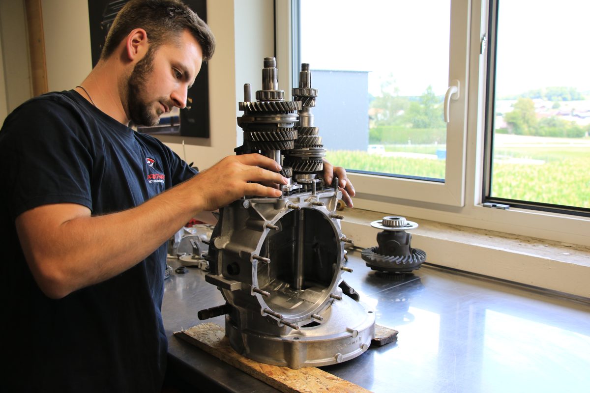 Mechaniker montiert den Radsatz eines Porsche 915 Getriebes