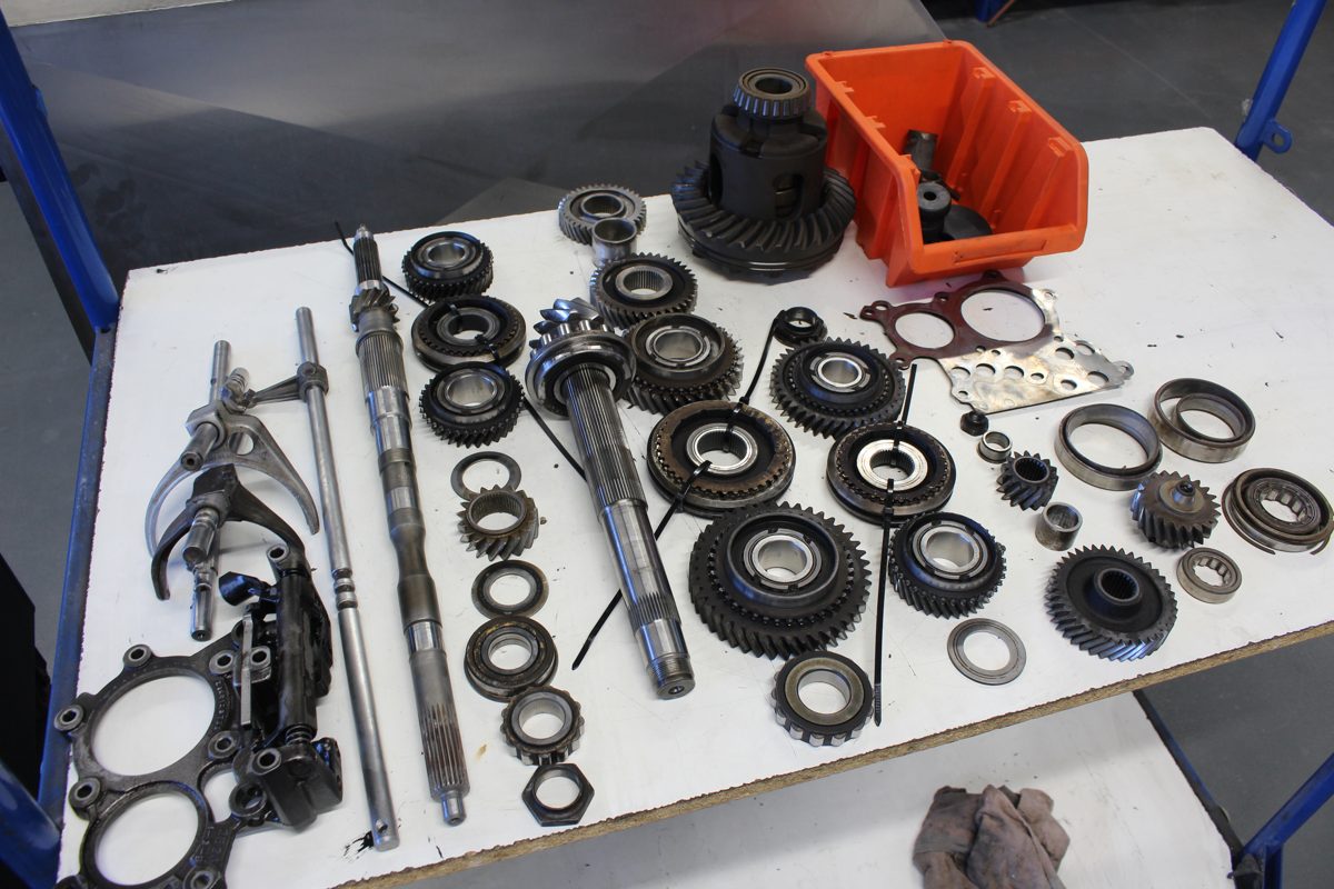 Sämtliche Bauteile eines zerlegten Porsche G50 Getriebes auf dem Tisch