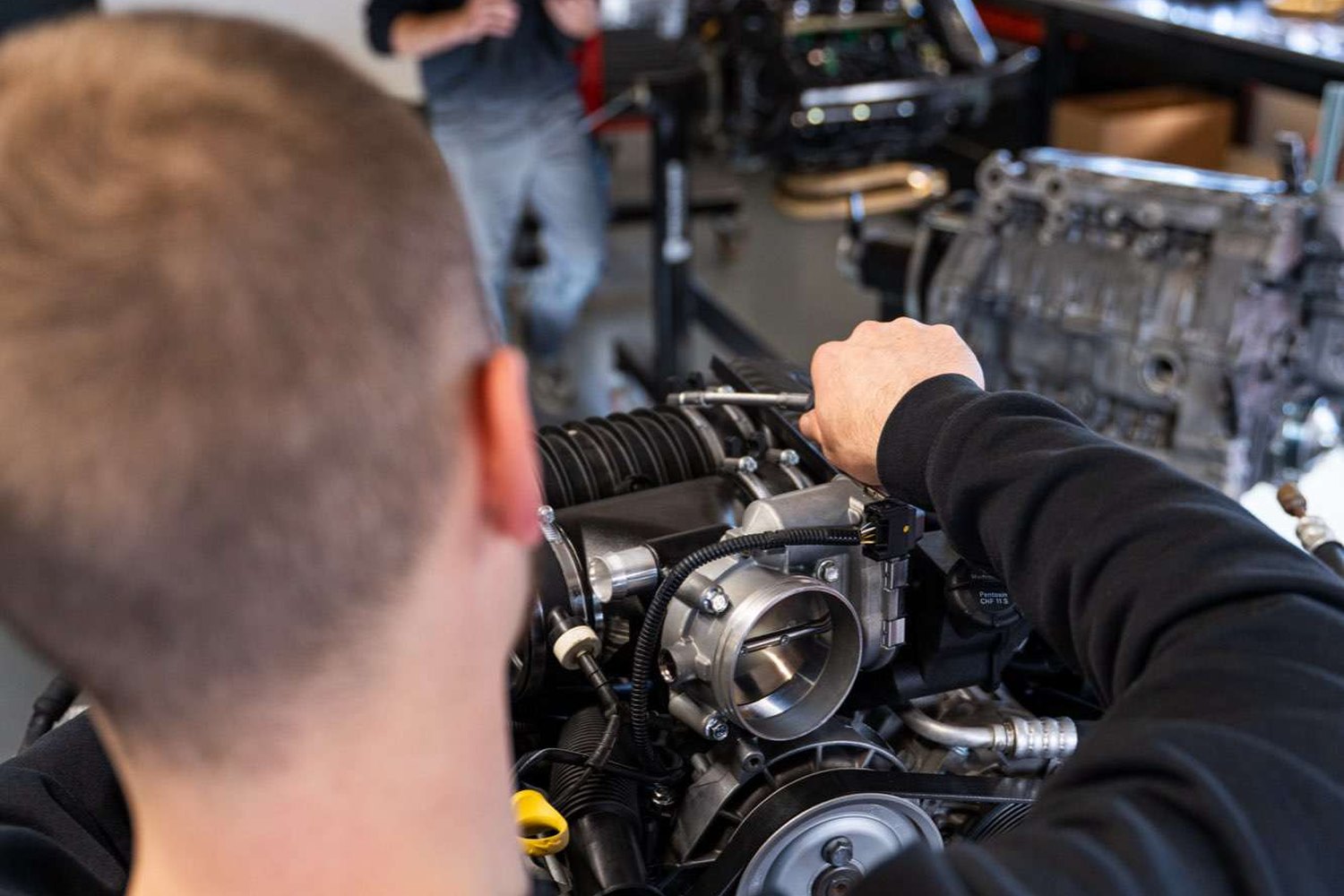 Mechaniker der Paintmayer Motorenmanufaktur bei der Motorüberholung eines wassergekühlten Porsche