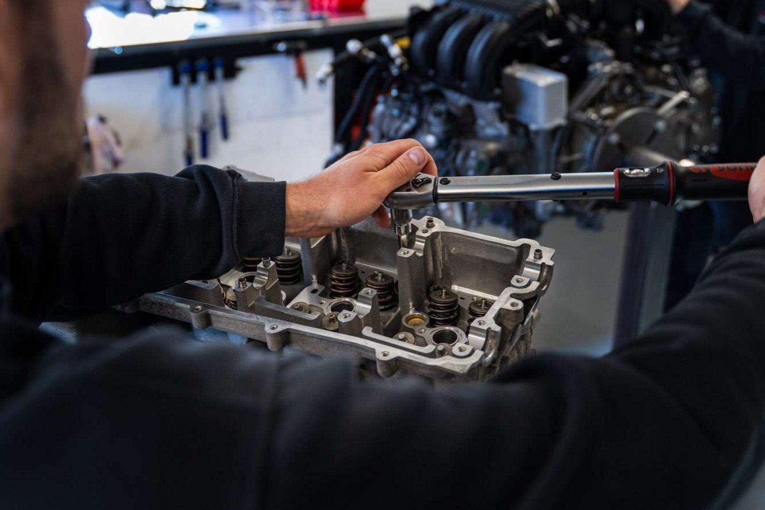 Zylinderkopf eines Porsche Motors wird mit dem Drehmomentschlüssel montiert