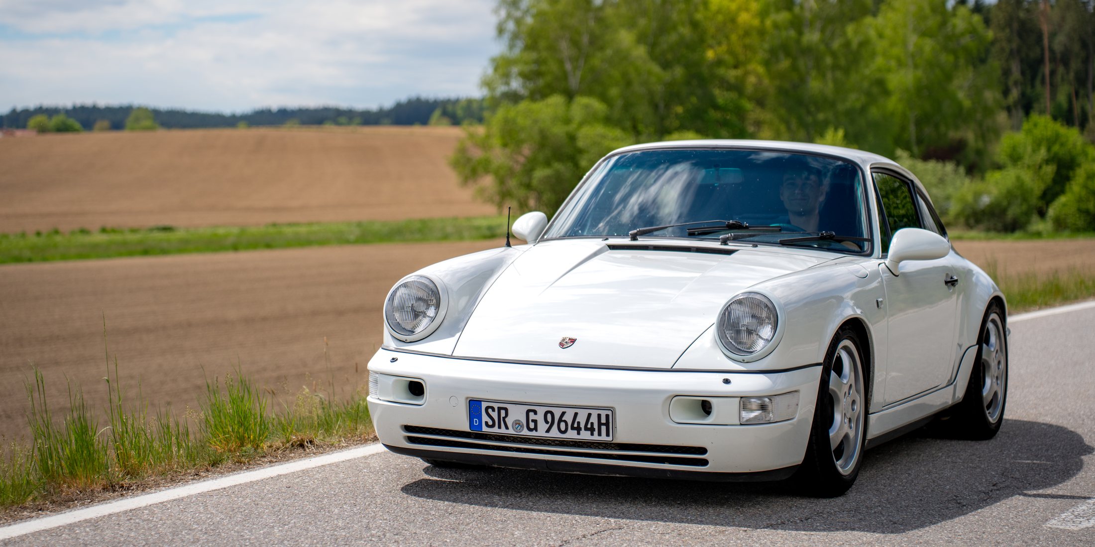 Luftgekühlter Porsche 964 auf einer Landstraße bei Massing nach der Arbeit in der Paintmayer Motorenmanufaktur