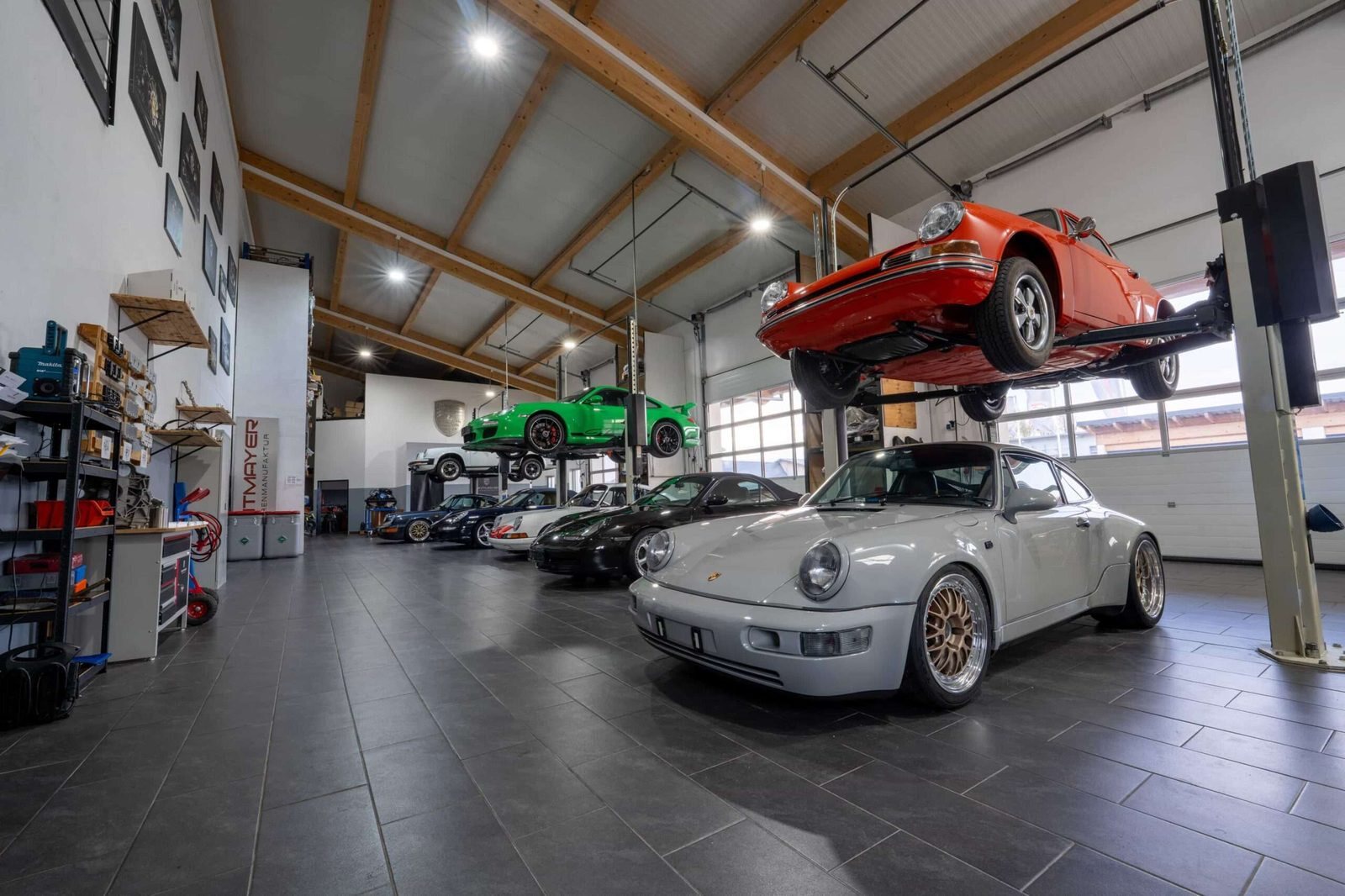 Porsche-Fahrzeuge in der beheizten Halle der Paintmayer Motorenmanufaktur in Massing