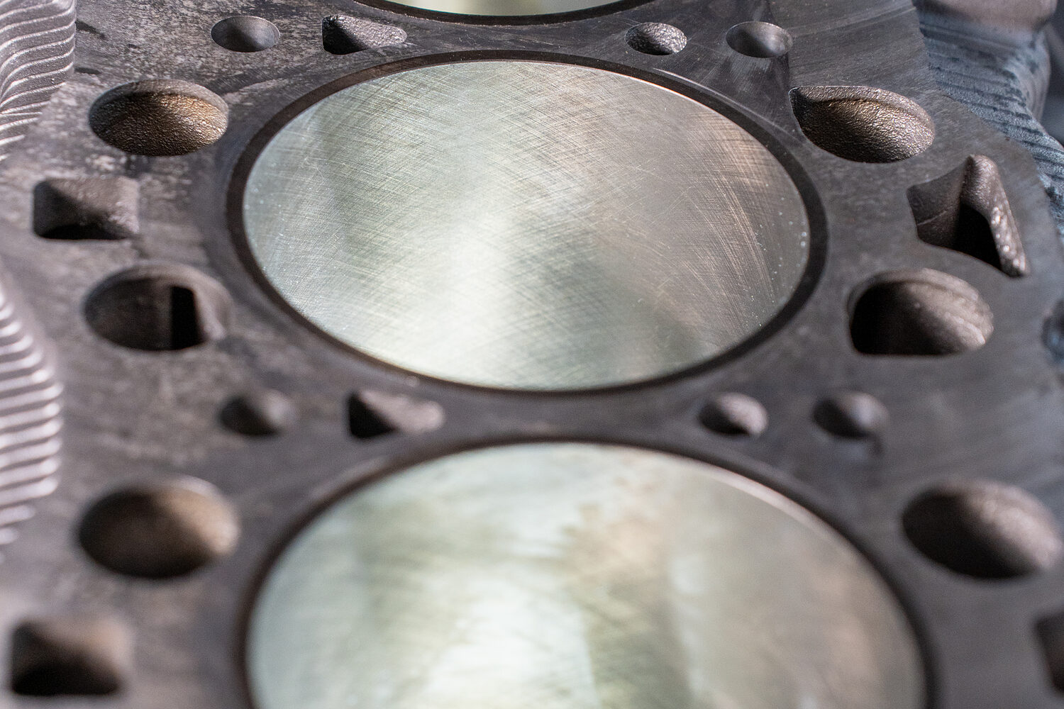 Zylinderlaufbahn eines Porsche Motorblocks mit Riefen – typisches Schadensbild bei Kolbenkipper
