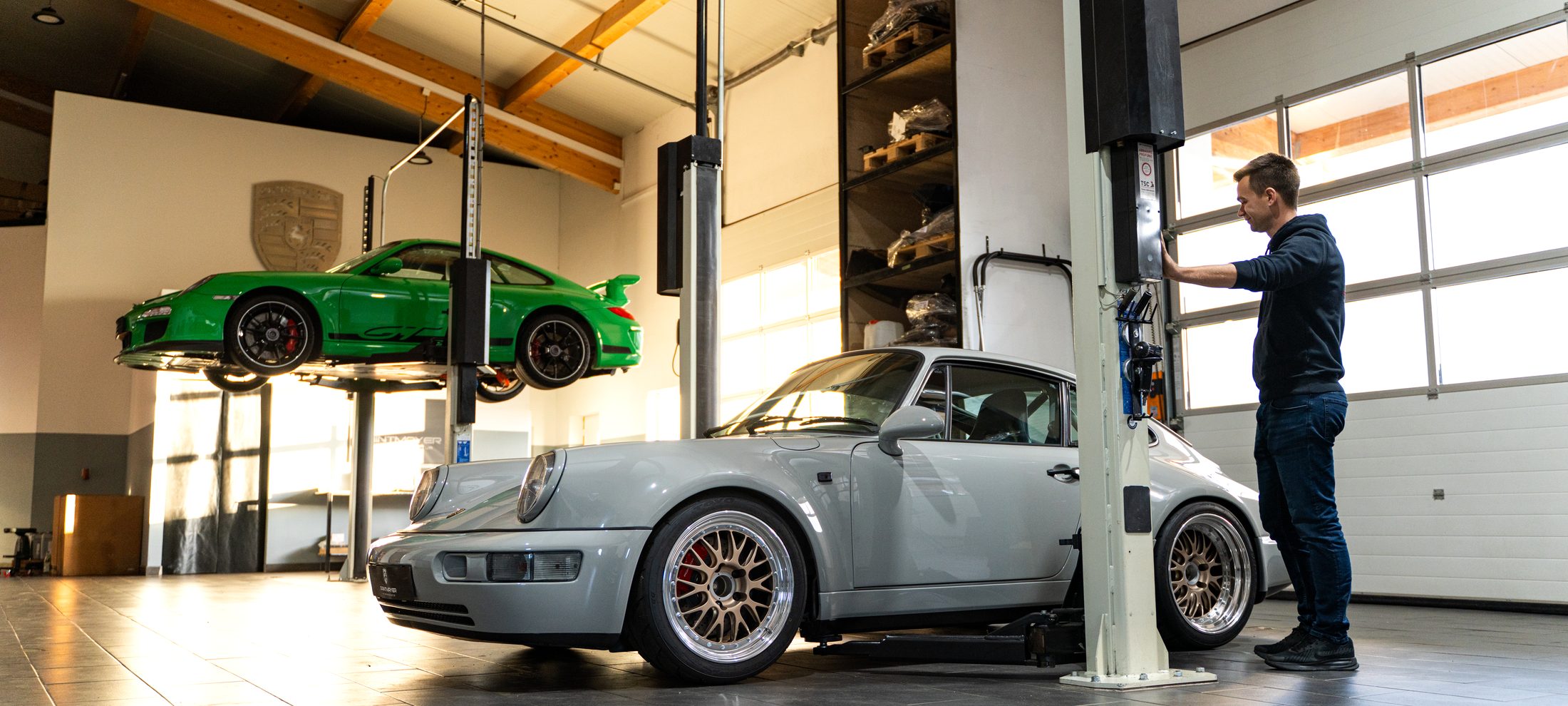 Werkstatt der Paintmayer Motorenmanufaktur mit Porsche 964 und 911 GT3
