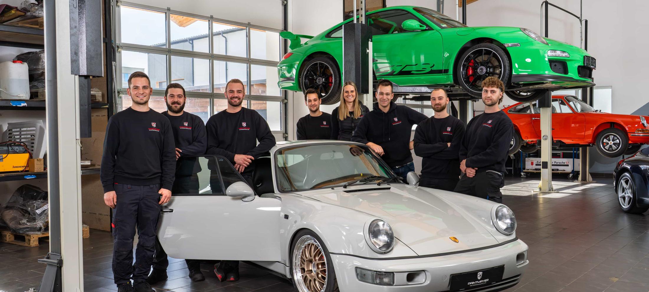 Mitarbeiter der Paintmayer Motorenmanufaktur in der Werkstatt