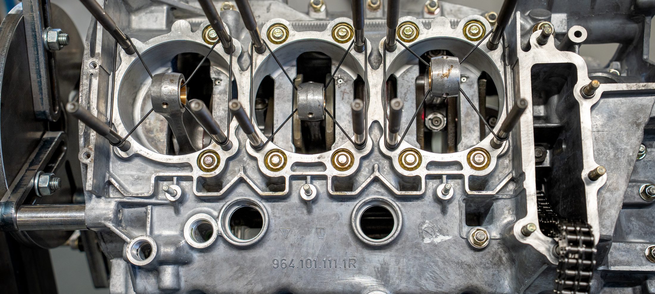 Porsche Motorblock auf der Werkbank der Paintmayer Motorenmanufaktur