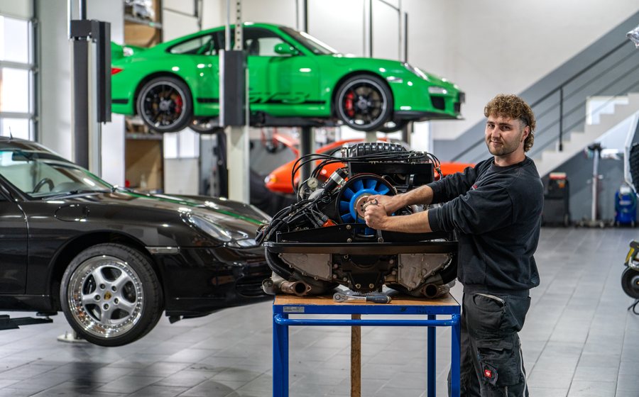 Porsche Boxermotor auf dem Montagebock in der Paintmayer Motorenmanufaktur