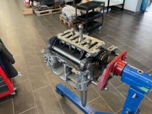 Auch Steuerketten können reißen. -Porsche 996 Motorinstandsetzung Die Ursache des Motorschadens bei diesem Porsche 996 3.6 l war eine gerissene Steuerkette. Zum Glück wurde der Schaden sofort erkannt und der Porsche nicht noch einmal gestartet, somit wurde ein erheblicher Schaden vorgebeugt. Dadurch mussten wir nur unsere Standard Motorinstandsetzung durchführen. Dazu zählt das Einsetzen von Stahlbüchsen, der Verbau von neuen Aus- und Einlassventilen, der Austausch sämtlicher Dichtungen, das Verstiften der Zwischenwelle + verstärkte Zwischenwellenlager, Zylinderkopfinstandsetzung, der Austausch sämtlicher Spanner, Schienen und Lager, sowie auch der Verbau eines neuen Ölabscheiders. Die Steuerketten werden bei uns standardmäßig immer neu gemacht. Zudem beauftragte uns der Kunde noch zum Austausch des Kühlmittelbehälters, der Ölpumpe, sowie der Wasserpumpe.