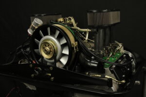 Motorrevision Porsche 911 2.2l E Der Porschemotor 911 2.2l E wurde komplett überarbeitet. Das Hauptlagergasse wurde auf Übermaß gespindelt und komplett neu gelagert. Zylinderköpfe wurden geplant, Glasperlen gestrahlt, die Ventilführungen erneuert und die Ventilsitze nachgeschnitten. Auch die Ventilfedern wurden neu eingemessen und der Motor bekam neue Kolben und Zylinder des Porsche 911 2.4 S Mahle. Die Einzeldrosselklappenanlage haben wir neu justiert. Neu eingestellt und geprüft wurde die Einspritzpumpe und im Anschluss der Motor mit dem Auto abgestimmt. Zahnräder der Nockenwelle und Zwischenwelle haben wir durch neue ersetzt. Nachdem die Lichtmaschine überholt wurde bekam der 911er noch eine neue Ölpumpe und Ölkühler. Standardgemäß werden bei einer Motorrevision Porsche 911 alle Schrauben und Gestänge Gold galvanisiert und das Lüfterrad neu gelagert und in Wunschfarbe lackiert. Der Motor läuft wieder rund und das tolle Fahrerlebnis mit dem 911er kann wieder los gehen.