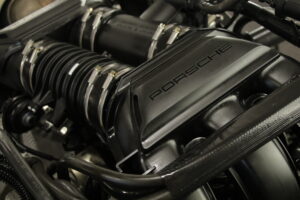 Bei diesem Porsche 996 mit 3.4l wurde bei zwei Zylindern ein Kolbenfresser festgestellt und somit wurden zwei neue Kolben eingesetzt. Grundsätzlich werden bei uns alle sechs Stahlbuchsen neu gesetzt. Die Zylinderköpfe wurden geplant und instandgesetzt mittels Sandstrahlen und Polieren der Ventile. Gleitschienen und Kettenspanner wurden getauscht, die Steuerketten erneuert und sämtliche Dichtungen durch neue ersetzt. Für einen noch besseren Sound des Motors wurde eine originale Klappenauspuffanlage von Porsche verbaut. Nach der abschließenden Probefahrt sind wir sehr zufrieden mit dem Ergebnis und können das Auto wieder seinem Besitzer übergeben.