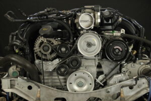 Bei diesem Porsche 996 mit 3.4l wurde bei zwei Zylindern ein Kolbenfresser festgestellt und somit wurden zwei neue Kolben eingesetzt. Grundsätzlich werden bei uns alle sechs Stahlbuchsen neu gesetzt. Die Zylinderköpfe wurden geplant und instandgesetzt mittels Sandstrahlen und Polieren der Ventile. Gleitschienen und Kettenspanner wurden getauscht, die Steuerketten erneuert und sämtliche Dichtungen durch neue ersetzt. Für einen noch besseren Sound des Motors wurde eine originale Klappenauspuffanlage von Porsche verbaut. Nach der abschließenden Probefahrt sind wir sehr zufrieden mit dem Ergebnis und können das Auto wieder seinem Besitzer übergeben.