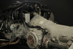 Bei diesem Porsche 996 mit 3.4l wurde bei zwei Zylindern ein Kolbenfresser festgestellt und somit wurden zwei neue Kolben eingesetzt. Grundsätzlich werden bei uns alle sechs Stahlbuchsen neu gesetzt. Die Zylinderköpfe wurden geplant und instandgesetzt mittels Sandstrahlen und Polieren der Ventile. Gleitschienen und Kettenspanner wurden getauscht, die Steuerketten erneuert und sämtliche Dichtungen durch neue ersetzt. Für einen noch besseren Sound des Motors wurde eine originale Klappenauspuffanlage von Porsche verbaut. Nach der abschließenden Probefahrt sind wir sehr zufrieden mit dem Ergebnis und können das Auto wieder seinem Besitzer übergeben.