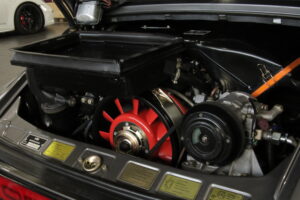 Porsche 930 3.3l Turbo Motorrevision inkl. Leistungsoptimierung Für einen Schweizer Kunden haben wir uns ins Zeug gelegt und den Motor eines Porsche 930 3.3l Turbo generalüberholt. Im Zuge der Motorrevision des Porsche 930 3.3l Turbo haben wir gleich eine kleine Leistungssteigerung vorgenommen. Um eine Leistungssteigerung bei diesem Porsche 930 3.3l Turbo zu ermöglichen haben wir bei der Motorrevision einen optimierten Turbolader verbaut. Der Turbolader wurde auf ein größeres Verdichterrad umgebaut um ein Leistungsplus von ca. 60 PS zu realisieren. Durch die Abstimmung auf dem Leistungsprüfstand konnten wir die K-Jetronik auf die geänderte Luftzufuhr anpassen. Hier nochmal die Motorrevison des Porsche 930 3.3 Turbo im Überblick: Erneuerung der Hauptlager Erneuerung der Pleuellager Wechsel der Pleuelschrauben Erneuerung der Steuerketten Austausch aller Stehbolzen durch hochfeste Überarbeitung der Zylinderköpfe inkl. Planen erneuern der Ventilführungen Umbau der Kipphebelachseln auf O-Ringe Austausch aller Gleitschienen Erneuerung aller Ventilfedern Neue Kolben u. Zylinder vom 964 Turbo mit größeren Kühlrippen Leistungssteigerung durch optimierten Turbolader