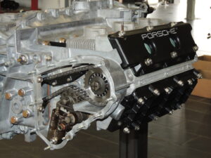 Porsche 930 3.3l Turbo Motorrevision inkl. Leistungsoptimierung Für einen Schweizer Kunden haben wir uns ins Zeug gelegt und den Motor eines Porsche 930 3.3l Turbo generalüberholt. Im Zuge der Motorrevision des Porsche 930 3.3l Turbo haben wir gleich eine kleine Leistungssteigerung vorgenommen. Um eine Leistungssteigerung bei diesem Porsche 930 3.3l Turbo zu ermöglichen haben wir bei der Motorrevision einen optimierten Turbolader verbaut. Der Turbolader wurde auf ein größeres Verdichterrad umgebaut um ein Leistungsplus von ca. 60 PS zu realisieren. Durch die Abstimmung auf dem Leistungsprüfstand konnten wir die K-Jetronik auf die geänderte Luftzufuhr anpassen. Hier nochmal die Motorrevison des Porsche 930 3.3 Turbo im Überblick: Erneuerung der Hauptlager Erneuerung der Pleuellager Wechsel der Pleuelschrauben Erneuerung der Steuerketten Austausch aller Stehbolzen durch hochfeste Überarbeitung der Zylinderköpfe inkl. Planen erneuern der Ventilführungen Umbau der Kipphebelachseln auf O-Ringe Austausch aller Gleitschienen Erneuerung aller Ventilfedern Neue Kolben u. Zylinder vom 964 Turbo mit größeren Kühlrippen Leistungssteigerung durch optimierten Turbolader