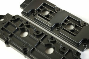 Ventildeckel Porsche 964 Wie auch die Ventildeckel Porsche 964 produzieren, entwickeln und konstruieren wir inzwischen unsere eignene Ersatzteile. Durch unsere CNC-Fertigung und unserer CAD-Konstruktion sind wir in der Lage Ersatzteile neu zu entwickeln. Die Ventildeckel auf den Fotos wurden für den Porsche 964 entwickelt. Diese wurden als verstärkte Version für den Straßen und Rennsport konstruiert, und können mit dem Original Dichtungssatz verbaut werden. Sie ersetzten die gegossenen originalen Ventildeckel des Porsche 964 und können durch Ihren Aufbau, Material und hochpräzise Fertigung, Passgenauigkeit und Langlebigkeit garantieren. Die Ventildeckel für den Porsche 964 werden aus dem vollen Aluminiumblock gefräst. Durch die verstärkten Kühlrippen wird zusätzlich Wärme abgeleitet und die Öltemperatur bleibt konstant niedrig. Desweitern werden die Ventildeckel für Porsche 964 harteloxiert in natur oder schwarz, dies schützt vor Korrosion und trägt nicht auf das Material auf.