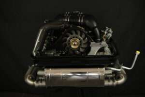 Leistungssteigerung Porsche 964 mit Hubraumerweiterung Für einen guten Kunden aus München durften wir einen 964 Motor neu mit 3.8 L und Leistungssteigerung aufbauen. Neben der Klassischen Motorüberholung eines Porsche 964 haben wir noch einige zusätzliche Features für die Leistungssteigerung verbaut. Die Elektrik des Porsche 964 wurde auf den neusten Stand gebracht und durch unser frei programmiertes Steuergerät konnten wir einige Highlights verbauen. Es wurden Sportnockenwellen und Sportventilfedern zur Leistungssteigerung verbaut. Kolben und Zylinder des Porsche 964 wurden von 3.6 L auf 3.8 L erweitert. Der Porsche 964 bekam außerdem einen RS Kupplungssatz und die Zylinderköpfe wurden komplett überarbeitet. Durch unsere eigene Ansauganlage wurde der Motor nicht nur Leistungsgesteigert sondern auch modernisiert. Wir sind jetzt in der Lage neue Technik z.B. Vollelektronische Drosselklappe, Benzindruckgeber, Freiprogrammierbare Zündspulen, Elektrisches Fahrpedal zu fahren. Des weiteren wurde unsere Hauseigene Abgasanlage verbaut. Zum Schluss wurde der Motor komplett auf dem Leistungsprüfstand eingestellt und die Leistungssteigerung gemessen. Hier nochmal die Leistungssteigerung im Überblick: - Zylinderköpfe komplett überarbeiten und optimiert zur Leistungssteigerung - Kolben und Zylindersatz 3.8 L Sport - Modernisierung der Motorelektronik - Freiprogrammierbares Steuergerät - Sportabgasanlage - Einbau unserer Ansaugbrücke - Umbau auf E-Gas - Sportnockenwellen Schrick - Sport Ventilfedern inkl. Titanteller - Optimierung der Einlasswege - Sportluftfilter - Abstimmung auf dem Prüfstand