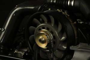 Leistungssteigerung Porsche 964 mit Hubraumerweiterung Für einen guten Kunden aus München durften wir einen 964 Motor neu mit 3.8 L und Leistungssteigerung aufbauen. Neben der Klassischen Motorüberholung eines Porsche 964 haben wir noch einige zusätzliche Features für die Leistungssteigerung verbaut. Die Elektrik des Porsche 964 wurde auf den neusten Stand gebracht und durch unser frei programmiertes Steuergerät konnten wir einige Highlights verbauen. Es wurden Sportnockenwellen und Sportventilfedern zur Leistungssteigerung verbaut. Kolben und Zylinder des Porsche 964 wurden von 3.6 L auf 3.8 L erweitert. Der Porsche 964 bekam außerdem einen RS Kupplungssatz und die Zylinderköpfe wurden komplett überarbeitet. Durch unsere eigene Ansauganlage wurde der Motor nicht nur Leistungsgesteigert sondern auch modernisiert. Wir sind jetzt in der Lage neue Technik z.B. Vollelektronische Drosselklappe, Benzindruckgeber, Freiprogrammierbare Zündspulen, Elektrisches Fahrpedal zu fahren. Des weiteren wurde unsere Hauseigene Abgasanlage verbaut. Zum Schluss wurde der Motor komplett auf dem Leistungsprüfstand eingestellt und die Leistungssteigerung gemessen. Hier nochmal die Leistungssteigerung im Überblick: - Zylinderköpfe komplett überarbeiten und optimiert zur Leistungssteigerung - Kolben und Zylindersatz 3.8 L Sport - Modernisierung der Motorelektronik - Freiprogrammierbares Steuergerät - Sportabgasanlage - Einbau unserer Ansaugbrücke - Umbau auf E-Gas - Sportnockenwellen Schrick - Sport Ventilfedern inkl. Titanteller - Optimierung der Einlasswege - Sportluftfilter - Abstimmung auf dem Prüfstand