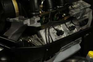 Leistungssteigerung Porsche 964 mit Hubraumerweiterung Für einen guten Kunden aus München durften wir einen 964 Motor neu mit 3.8 L und Leistungssteigerung aufbauen. Neben der Klassischen Motorüberholung eines Porsche 964 haben wir noch einige zusätzliche Features für die Leistungssteigerung verbaut. Die Elektrik des Porsche 964 wurde auf den neusten Stand gebracht und durch unser frei programmiertes Steuergerät konnten wir einige Highlights verbauen. Es wurden Sportnockenwellen und Sportventilfedern zur Leistungssteigerung verbaut. Kolben und Zylinder des Porsche 964 wurden von 3.6 L auf 3.8 L erweitert. Der Porsche 964 bekam außerdem einen RS Kupplungssatz und die Zylinderköpfe wurden komplett überarbeitet. Durch unsere eigene Ansauganlage wurde der Motor nicht nur Leistungsgesteigert sondern auch modernisiert. Wir sind jetzt in der Lage neue Technik z.B. Vollelektronische Drosselklappe, Benzindruckgeber, Freiprogrammierbare Zündspulen, Elektrisches Fahrpedal zu fahren. Des weiteren wurde unsere Hauseigene Abgasanlage verbaut. Zum Schluss wurde der Motor komplett auf dem Leistungsprüfstand eingestellt und die Leistungssteigerung gemessen. Hier nochmal die Leistungssteigerung im Überblick: - Zylinderköpfe komplett überarbeiten und optimiert zur Leistungssteigerung - Kolben und Zylindersatz 3.8 L Sport - Modernisierung der Motorelektronik - Freiprogrammierbares Steuergerät - Sportabgasanlage - Einbau unserer Ansaugbrücke - Umbau auf E-Gas - Sportnockenwellen Schrick - Sport Ventilfedern inkl. Titanteller - Optimierung der Einlasswege - Sportluftfilter - Abstimmung auf dem Prüfstand