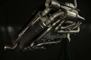 Leistungssteigerung Porsche 964 mit Hubraumerweiterung Für einen guten Kunden aus München durften wir einen 964 Motor neu mit 3.8 L und Leistungssteigerung aufbauen. Neben der Klassischen Motorüberholung eines Porsche 964 haben wir noch einige zusätzliche Features für die Leistungssteigerung verbaut. Die Elektrik des Porsche 964 wurde auf den neusten Stand gebracht und durch unser frei programmiertes Steuergerät konnten wir einige Highlights verbauen. Es wurden Sportnockenwellen und Sportventilfedern zur Leistungssteigerung verbaut. Kolben und Zylinder des Porsche 964 wurden von 3.6 L auf 3.8 L erweitert. Der Porsche 964 bekam außerdem einen RS Kupplungssatz und die Zylinderköpfe wurden komplett überarbeitet. Durch unsere eigene Ansauganlage wurde der Motor nicht nur Leistungsgesteigert sondern auch modernisiert. Wir sind jetzt in der Lage neue Technik z.B. Vollelektronische Drosselklappe, Benzindruckgeber, Freiprogrammierbare Zündspulen, Elektrisches Fahrpedal zu fahren. Des weiteren wurde unsere Hauseigene Abgasanlage verbaut. Zum Schluss wurde der Motor komplett auf dem Leistungsprüfstand eingestellt und die Leistungssteigerung gemessen. Hier nochmal die Leistungssteigerung im Überblick: - Zylinderköpfe komplett überarbeiten und optimiert zur Leistungssteigerung - Kolben und Zylindersatz 3.8 L Sport - Modernisierung der Motorelektronik - Freiprogrammierbares Steuergerät - Sportabgasanlage - Einbau unserer Ansaugbrücke - Umbau auf E-Gas - Sportnockenwellen Schrick - Sport Ventilfedern inkl. Titanteller - Optimierung der Einlasswege - Sportluftfilter - Abstimmung auf dem Prüfstand