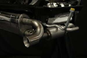 Leistungssteigerung Porsche 964 mit Hubraumerweiterung Für einen guten Kunden aus München durften wir einen 964 Motor neu mit 3.8 L und Leistungssteigerung aufbauen. Neben der Klassischen Motorüberholung eines Porsche 964 haben wir noch einige zusätzliche Features für die Leistungssteigerung verbaut. Die Elektrik des Porsche 964 wurde auf den neusten Stand gebracht und durch unser frei programmiertes Steuergerät konnten wir einige Highlights verbauen. Es wurden Sportnockenwellen und Sportventilfedern zur Leistungssteigerung verbaut. Kolben und Zylinder des Porsche 964 wurden von 3.6 L auf 3.8 L erweitert. Der Porsche 964 bekam außerdem einen RS Kupplungssatz und die Zylinderköpfe wurden komplett überarbeitet. Durch unsere eigene Ansauganlage wurde der Motor nicht nur Leistungsgesteigert sondern auch modernisiert. Wir sind jetzt in der Lage neue Technik z.B. Vollelektronische Drosselklappe, Benzindruckgeber, Freiprogrammierbare Zündspulen, Elektrisches Fahrpedal zu fahren. Des weiteren wurde unsere Hauseigene Abgasanlage verbaut. Zum Schluss wurde der Motor komplett auf dem Leistungsprüfstand eingestellt und die Leistungssteigerung gemessen. Hier nochmal die Leistungssteigerung im Überblick: - Zylinderköpfe komplett überarbeiten und optimiert zur Leistungssteigerung - Kolben und Zylindersatz 3.8 L Sport - Modernisierung der Motorelektronik - Freiprogrammierbares Steuergerät - Sportabgasanlage - Einbau unserer Ansaugbrücke - Umbau auf E-Gas - Sportnockenwellen Schrick - Sport Ventilfedern inkl. Titanteller - Optimierung der Einlasswege - Sportluftfilter - Abstimmung auf dem Prüfstand