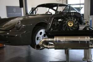 Leistungssteigerung Porsche 964 mit Hubraumerweiterung Für einen guten Kunden aus München durften wir einen 964 Motor neu mit 3.8 L und Leistungssteigerung aufbauen. Neben der Klassischen Motorüberholung eines Porsche 964 haben wir noch einige zusätzliche Features für die Leistungssteigerung verbaut. Die Elektrik des Porsche 964 wurde auf den neusten Stand gebracht und durch unser frei programmiertes Steuergerät konnten wir einige Highlights verbauen. Es wurden Sportnockenwellen und Sportventilfedern zur Leistungssteigerung verbaut. Kolben und Zylinder des Porsche 964 wurden von 3.6 L auf 3.8 L erweitert. Der Porsche 964 bekam außerdem einen RS Kupplungssatz und die Zylinderköpfe wurden komplett überarbeitet. Durch unsere eigene Ansauganlage wurde der Motor nicht nur Leistungsgesteigert sondern auch modernisiert. Wir sind jetzt in der Lage neue Technik z.B. Vollelektronische Drosselklappe, Benzindruckgeber, Freiprogrammierbare Zündspulen, Elektrisches Fahrpedal zu fahren. Des weiteren wurde unsere Hauseigene Abgasanlage verbaut. Zum Schluss wurde der Motor komplett auf dem Leistungsprüfstand eingestellt und die Leistungssteigerung gemessen. Hier nochmal die Leistungssteigerung im Überblick: - Zylinderköpfe komplett überarbeiten und optimiert zur Leistungssteigerung - Kolben und Zylindersatz 3.8 L Sport - Modernisierung der Motorelektronik - Freiprogrammierbares Steuergerät - Sportabgasanlage - Einbau unserer Ansaugbrücke - Umbau auf E-Gas - Sportnockenwellen Schrick - Sport Ventilfedern inkl. Titanteller - Optimierung der Einlasswege - Sportluftfilter - Abstimmung auf dem Prüfstand