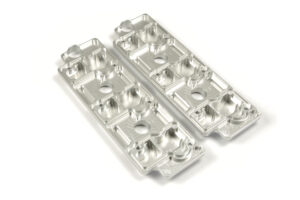 Ventildeckel Porsche 964 Wie auch die Ventildeckel Porsche 964 produzieren, entwickeln und konstruieren wir inzwischen unsere eignene Ersatzteile. Durch unsere CNC-Fertigung und unserer CAD-Konstruktion sind wir in der Lage Ersatzteile neu zu entwickeln. Die Ventildeckel auf den Fotos wurden für den Porsche 964 entwickelt. Diese wurden als verstärkte Version für den Straßen und Rennsport konstruiert, und können mit dem Original Dichtungssatz verbaut werden. Sie ersetzten die gegossenen originalen Ventildeckel des Porsche 964 und können durch Ihren Aufbau, Material und hochpräzise Fertigung, Passgenauigkeit und Langlebigkeit garantieren. Die Ventildeckel für den Porsche 964 werden aus dem vollen Aluminiumblock gefräst. Durch die verstärkten Kühlrippen wird zusätzlich Wärme abgeleitet und die Öltemperatur bleibt konstant niedrig. Desweitern werden die Ventildeckel für Porsche 964 harteloxiert in natur oder schwarz, dies schützt vor Korrosion und trägt nicht auf das Material auf.