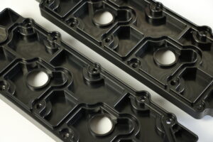 Ventildeckel Porsche 964 Wie auch die Ventildeckel Porsche 964 produzieren, entwickeln und konstruieren wir inzwischen unsere eignene Ersatzteile. Durch unsere CNC-Fertigung und unserer CAD-Konstruktion sind wir in der Lage Ersatzteile neu zu entwickeln. Die Ventildeckel auf den Fotos wurden für den Porsche 964 entwickelt. Diese wurden als verstärkte Version für den Straßen und Rennsport konstruiert, und können mit dem Original Dichtungssatz verbaut werden. Sie ersetzten die gegossenen originalen Ventildeckel des Porsche 964 und können durch Ihren Aufbau, Material und hochpräzise Fertigung, Passgenauigkeit und Langlebigkeit garantieren. Die Ventildeckel für den Porsche 964 werden aus dem vollen Aluminiumblock gefräst. Durch die verstärkten Kühlrippen wird zusätzlich Wärme abgeleitet und die Öltemperatur bleibt konstant niedrig. Desweitern werden die Ventildeckel für Porsche 964 harteloxiert in natur oder schwarz, dies schützt vor Korrosion und trägt nicht auf das Material auf.