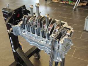 Bei diesem Porsche 981 Boxster, Baujahr 2015, wurde eine Motorüberholung durchgeführt aufgrund zwei defekter Kolben.   Der Motor des Porsche 981 Boxster wurde ausgebaut, zerlegt, gereinigt und vermessen. Desweitern haben wir sechs Stahllaufbuchsen gesetzt.   Bei der Motorüberholung des Porsche 981 Boxter wurden des weiteren auch alle Verschleißteile und Dichtungen erneuert. Die Zylinderköpfe wurden bei dem Porsche 981 Boxster ebenfalls überholt.