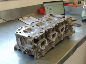 Bei diesem Porsche 981 Boxster, Baujahr 2015, wurde eine Motorüberholung durchgeführt aufgrund zwei defekter Kolben.   Der Motor wurde ausgebaut, zerlegt, gereinigt und vermessen. Desweitern haben wir sechs Stahllaufbuchsen gesetzt.   Bei der Motorüberholung wurden des Weiteren auch alle Verschleißteile und Dichtungen erneuert. Die Zylinderköpfe wurden ebenfalls überholt.