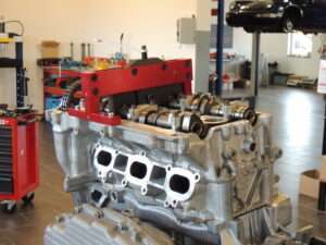 Bei diesem Porsche 981 Boxster, Baujahr 2015, wurde eine Motorüberholung durchgeführt aufgrund zwei defekter Kolben.   Der Motor des Porsche 981 Boxster wurde ausgebaut, zerlegt, gereinigt und vermessen. Desweitern haben wir sechs Stahllaufbuchsen gesetzt.   Bei der Motorüberholung des Porsche 981 Boxter wurden des weiteren auch alle Verschleißteile und Dichtungen erneuert. Die Zylinderköpfe wurden bei dem Porsche 981 Boxster ebenfalls überholt.