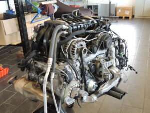 Bei diesem Porsche 981 Boxster, Baujahr 2015, wurde eine Motorüberholung durchgeführt aufgrund zwei defekter Kolben.   Der Motor des Porsche 981 Boxster wurde ausgebaut, zerlegt, gereinigt und vermessen. Desweitern haben wir sechs Stahllaufbuchsen gesetzt.   Bei der Motorüberholung des Porsche 981 Boxter wurden des weiteren auch alle Verschleißteile und Dichtungen erneuert. Die Zylinderköpfe wurden bei dem Porsche 981 Boxster ebenfalls überholt.