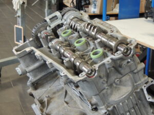 Aufgrund eines Kolbenkippers mussten wir diesen Porsche 997 3.8l Instandsetzen. Wie auf den Fotos zu sehen wurde der Kolbenkipper durch einsetzen von Stahllaufbuchsen behoben. Desweitern wurden sechs neue Kolben verbaut da die vorherigen durch den Kolbenkipper beschädigt wurden. Des Weiteren werden bei Kolbenkipper bei den Porsche 997 3.8l Modellen auch sämtliche Verschleißteile erneuert wie Kettenspanner, Gleitschienen, Steuerketten usw… Ein Kolbenkipper ist meist durch einseitig verrußte Endrohre zu erkennen. Bei einem fortgeschrittenem Kolbenkipper ist meiste ein Klappergeräusch im Leerlauf zu hören