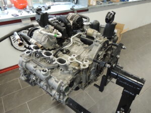 Aufgrund eines Kolbenkippers mussten wir diesen Porsche 997 3.8l Instandsetzen. Wie auf den Fotos zu sehen wurde der Kolbenkipper durch einsetzen von Stahllaufbuchsen behoben. Desweitern wurden sechs neue Kolben verbaut da die vorherigen durch den Kolbenkipper beschädigt wurden. Des Weiteren werden bei Kolbenkipper bei den Porsche 997 3.8l Modellen auch sämtliche Verschleißteile erneuert wie Kettenspanner, Gleitschienen, Steuerketten usw… Ein Kolbenkipper ist meist durch einseitig verrußte Endrohre zu erkennen. Bei einem fortgeschrittenem Kolbenkipper ist meiste ein Klappergeräusch im Leerlauf zu hören