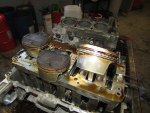 Aufgrund eines Kolbenkippers mussten wir diesen Porsche 997 3.8l Instandsetzen. Wie auf den Fotos zu sehen wurde der Kolbenkipper durch einsetzen von Stahllaufbuchsen behoben. Desweitern wurden sechs neue Kolben verbaut da die vorherigen durch den Kolbenkipper beschädigt wurden. Des Weiteren werden bei Kolbenkipper bei den Porsche 997 3.8l Modellen auch sämtliche Verschleißteile erneuert wie Kettenspanner, Gleitschienen, Steuerketten usw… Ein Kolbenkipper ist meist durch einseitig verrußte Endrohre zu erkennen. Bei einem fortgeschrittenem Kolbenkipper ist meiste ein Klappergeräusch im Leerlauf zu hören