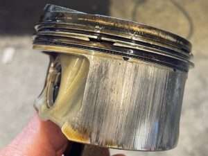 Bei diesem Porsche 981 Boxster, Baujahr 2015, wurde eine Motorüberholung durchgeführt aufgrund zwei defekter Kolben.   Der Motor wurde ausgebaut, zerlegt, gereinigt und vermessen. Desweitern haben wir sechs Stahllaufbuchsen gesetzt.   Bei der Motorüberholung wurden des Weiteren auch alle Verschleißteile und Dichtungen erneuert. Die Zylinderköpfe wurden ebenfalls überholt.