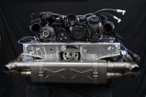 Bei diesem Porsche 997.2 Turbo mussten wir eine Motorinstandsetzung aufgrund einer gerissenen Steuerkette durchführen. Durch die abgerissenen Steuerkette wurden einige Ventil beschädigt und deren Ventilsitze, diese wurden von uns nachgearbeitet und mit neuen Ventilen versehen. Des weiteren wurden bei der Motorinstandsetzung auch Stahlbuchsen gesetzt und alle Verschleißteile erneuert um Langfristige Zuverlässigkeit zu garantieren . Bei der Motorinstandsetzung wurden auch gleich optimierte Fächerkrümmer und vergrößerte Turbolader angebracht.