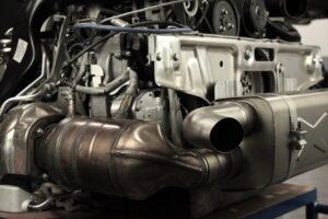 Bei diesem Porsche 997.2 Turbo mussten wir eine Motorinstandsetzung aufgrund einer gerissenen Steuerkette durchführen. Durch die abgerissenen Steuerkette wurden einige Ventil beschädigt und deren Ventilsitze, diese wurden von uns nachgearbeitet und mit neuen Ventilen versehen. Des weiteren wurden bei der Motorinstandsetzung auch Stahlbuchsen gesetzt und alle Verschleißteile erneuert um Langfristige Zuverlässigkeit zu garantieren . Bei der Motorinstandsetzung wurden auch gleich optimierte Fächerkrümmer und vergrößerte Turbolader angebracht.