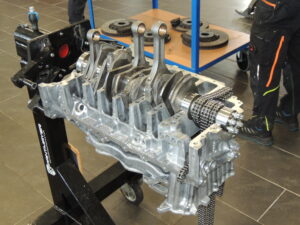 Bei diesem Porsche 997.2 Turbo mussten wir eine Motorinstandsetzung aufgrund einer gerissenen Steuerkette durchführen. Durch die abgerissenen Steuerkette wurden einige Ventil beschädigt und deren Ventilsitze, diese wurden von uns nachgearbeitet und mit neuen Ventilen versehen. Des weiteren wurden bei der Motorinstandsetzung auch Stahlbuchsen gesetzt und alle Verschleißteile erneuert um Langfristige Zuverlässigkeit zu garantieren . Bei der Motorinstandsetzung wurden auch gleich optimierte Fächerkrümmer und vergrößerte Turbolader angebracht.