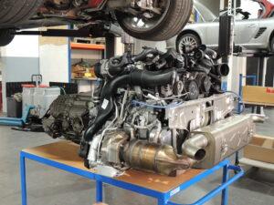 Bei diesem Porsche 997.2 Turbo mussten wir eine Motorinstandsetzung aufgrund einer gerissenen Steuerkette durchführen. Durch die abgerissenen Steuerkette wurden einige Ventil beschädigt und deren Ventilsitze, diese wurden von uns nachgearbeitet und mit neuen Ventilen versehen. Des weiteren wurden bei der Motorinstandsetzung auch Stahlbuchsen gesetzt und alle Verschleißteile erneuert um Langfristige Zuverlässigkeit zu garantieren . Bei der Motorinstandsetzung wurden auch gleich optimierte Fächerkrümmer und vergrößerte Turbolader angebracht.