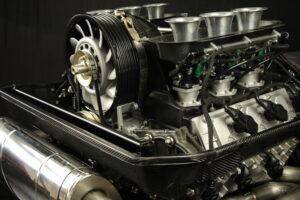 Dieser Porsche 964 Motor wurde von uns Leistungsgesteigert und der Hubraum erhöht. Um die Hubraumerweiterung und Leistungssteigerung zu realisieren wurde von uns eine 4.0 Kurbelwelle aus einem Porsche Rennfahrzeug so überarbeitet damit sie in diesen Porsche 964 Motor verwendet werden kann. Des weiteren wurde für die Leistungssteigerung des Porsche 964 Motors mit Sportnockenwellen mit passenden Ventilfedern und Titantellern gearbeitet. Um erhöhte Drehzahlen zu realisieren wurden ebenfalls H-Schaft Pleuel verbaut. Die Leistungssteigerung diese Porsche 964 wurde durch unseren Einzeldrosselklappe und Abgasanlage abgerundet. Für die Steuerung unseres Leistungsgesteigerten Porsche 964 Motors wurden Einzelfunkenspulen und ein freiprogrammierbares Steuergerät verbaut. Zum Schluss wurde die Leistungssteigerung auf dem Leistungsprüfstand abgestimmt.