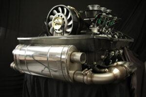 Dieser Porsche 964 Motor wurde von uns Leistungsgesteigert und der Hubraum erhöht. Um die Hubraumerweiterung und Leistungssteigerung zu realisieren wurde von uns eine 4.0 Kurbelwelle aus einem Porsche Rennfahrzeug so überarbeitet damit sie in diesen Porsche 964 Motor verwendet werden kann. Des weiteren wurde für die Leistungssteigerung des Porsche 964 Motors mit Sportnockenwellen mit passenden Ventilfedern und Titantellern gearbeitet. Um erhöhte Drehzahlen zu realisieren wurden ebenfalls H-Schaft Pleuel verbaut. Die Leistungssteigerung diese Porsche 964 wurde durch unseren Einzeldrosselklappe und Abgasanlage abgerundet. Für die Steuerung unseres Leistungsgesteigerten Porsche 964 Motors wurden Einzelfunkenspulen und ein freiprogrammierbares Steuergerät verbaut. Zum Schluss wurde die Leistungssteigerung auf dem Leistungsprüfstand abgestimmt.