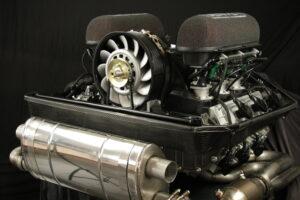 Dieser Porsche 964 Motor wurde von uns Leistungsgesteigert und der Hubraum erhöht. Um die Hubraumerweiterung und Leistungssteigerung zu realisieren wurde von uns eine 4.0 Kurbelwelle aus einem Porsche Rennfahrzeug so überarbeitet damit sie in diesen Porsche 964 Motor verwendet werden kann. Des weiteren wurde für die Leistungssteigerung des Porsche 964 Motors mit Sportnockenwellen mit passenden Ventilfedern und Titantellern gearbeitet. Um erhöhte Drehzahlen zu realisieren wurden ebenfalls H-Schaft Pleuel verbaut. Die Leistungssteigerung diese Porsche 964 wurde durch unseren Einzeldrosselklappe und Abgasanlage abgerundet. Für die Steuerung unseres Leistungsgesteigerten Porsche 964 Motors wurden Einzelfunkenspulen und ein freiprogrammierbares Steuergerät verbaut. Zum Schluss wurde die Leistungssteigerung auf dem Leistungsprüfstand abgestimmt.